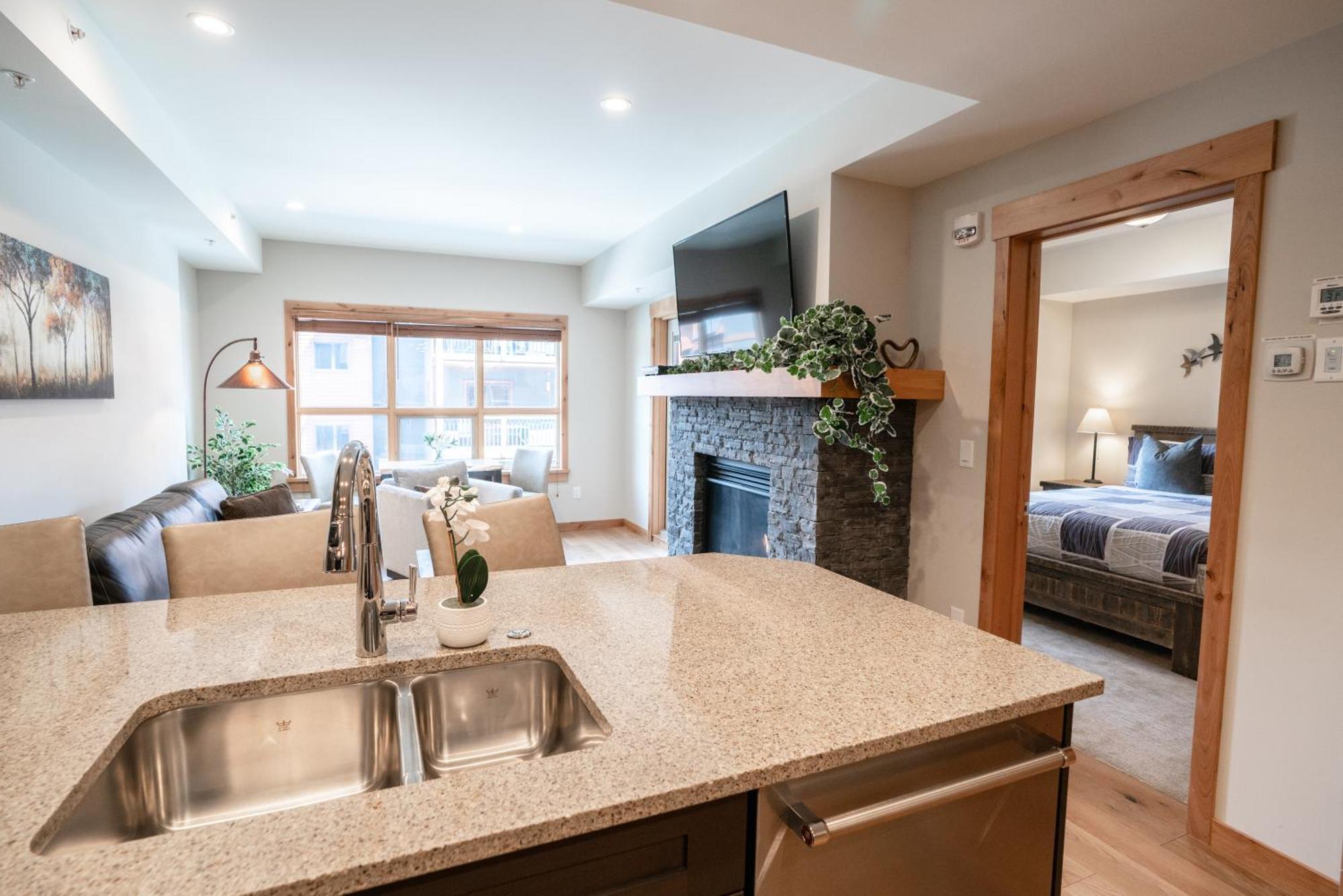 Spring Creek Luxury King One Bedroom At White Spruce Lodge Canmore Exterior foto