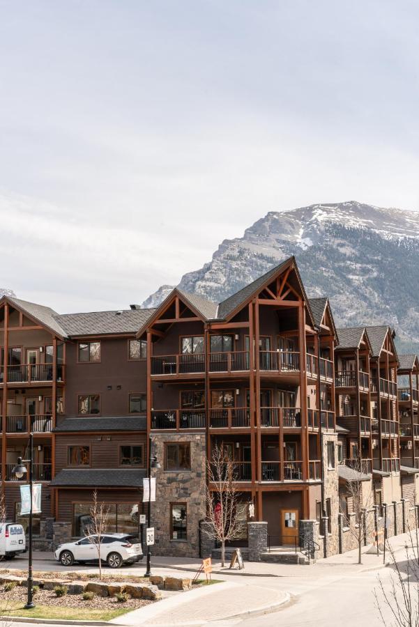 Spring Creek Luxury King One Bedroom At White Spruce Lodge Canmore Exterior foto