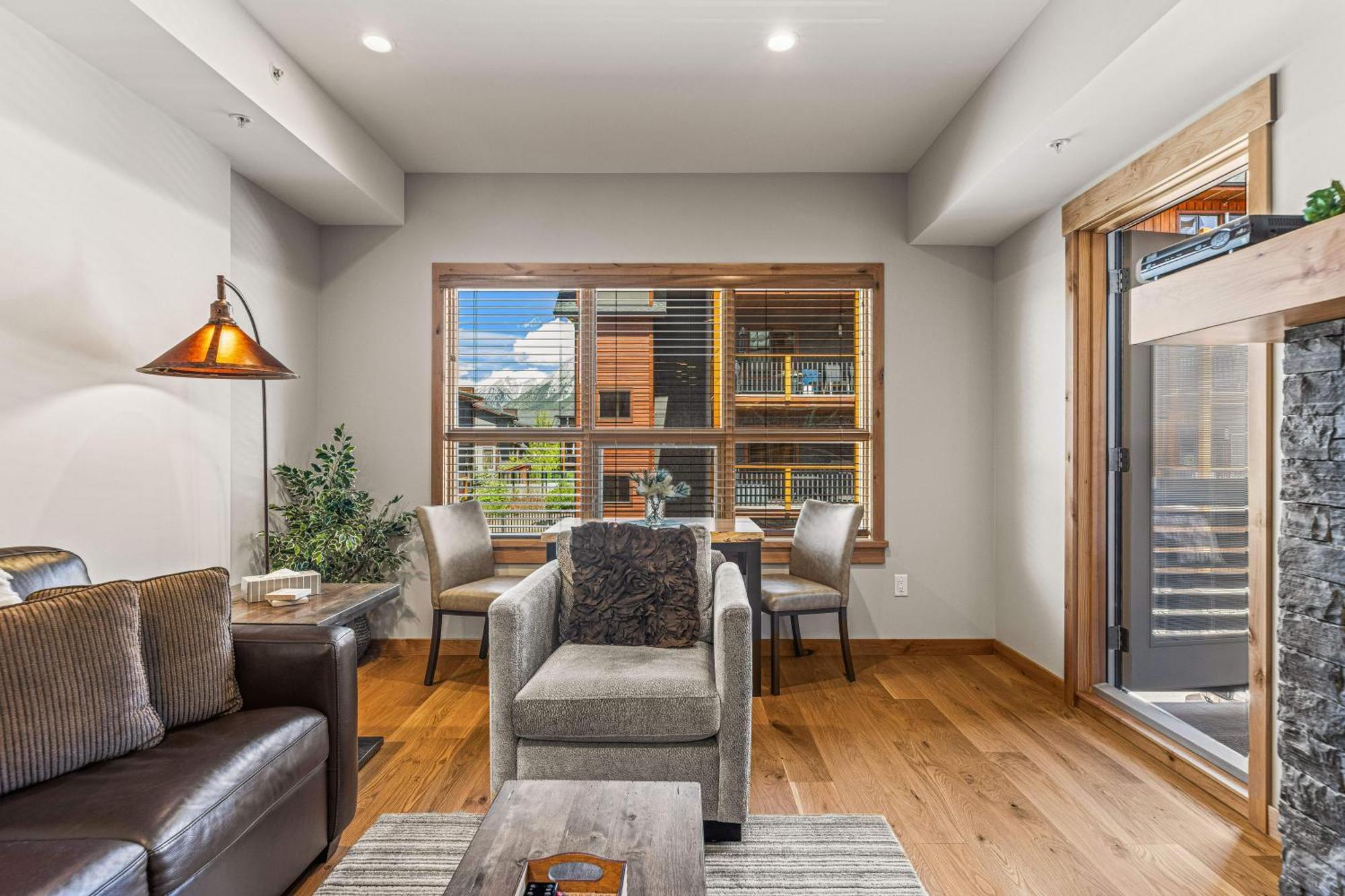Spring Creek Luxury King One Bedroom At White Spruce Lodge Canmore Exterior foto
