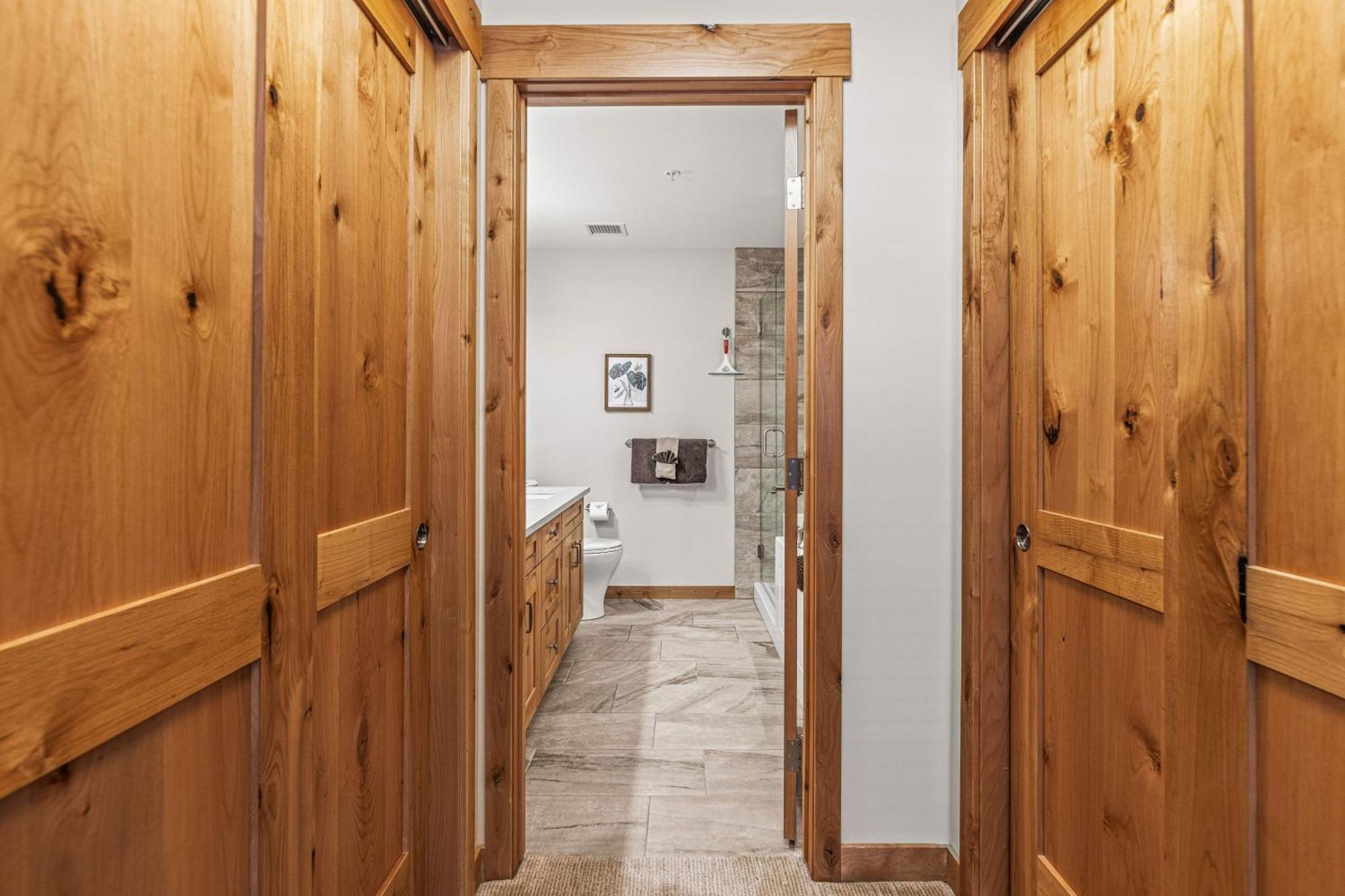 Spring Creek Luxury King One Bedroom At White Spruce Lodge Canmore Exterior foto