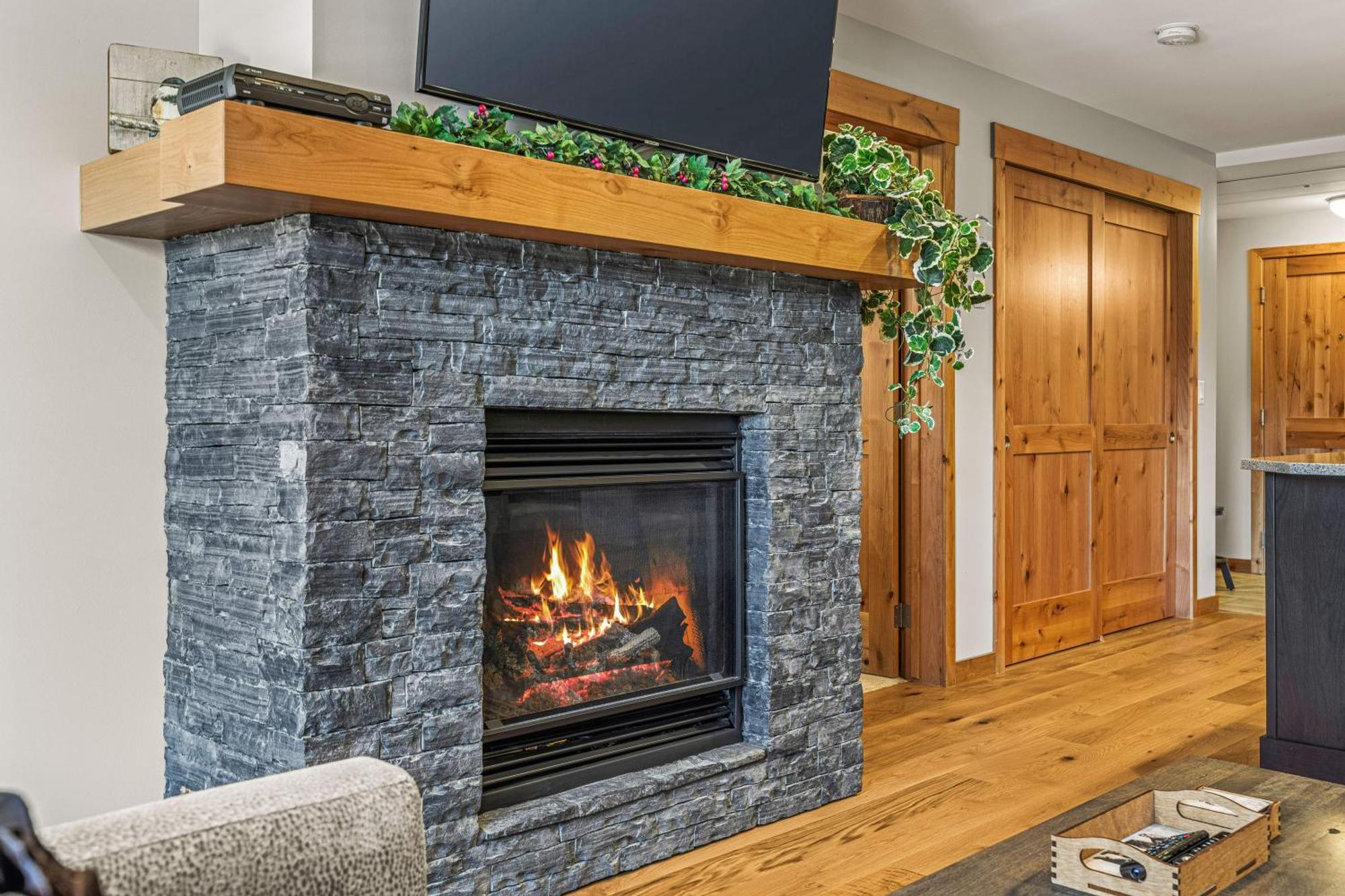 Spring Creek Luxury King One Bedroom At White Spruce Lodge Canmore Exterior foto