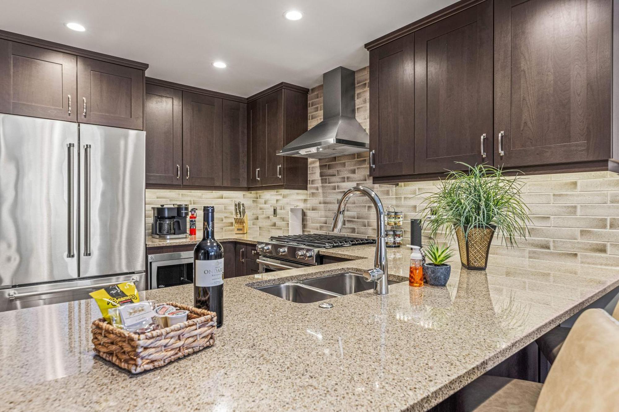 Spring Creek Luxury King One Bedroom At White Spruce Lodge Canmore Exterior foto