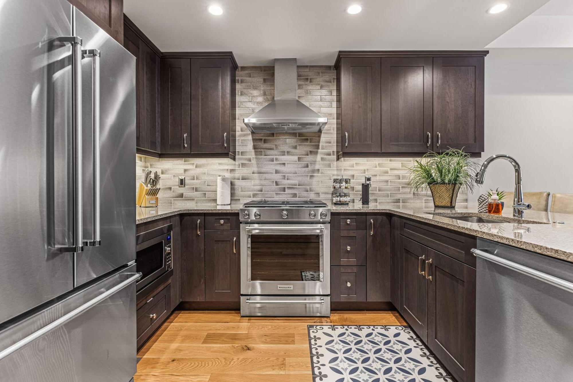 Spring Creek Luxury King One Bedroom At White Spruce Lodge Canmore Exterior foto