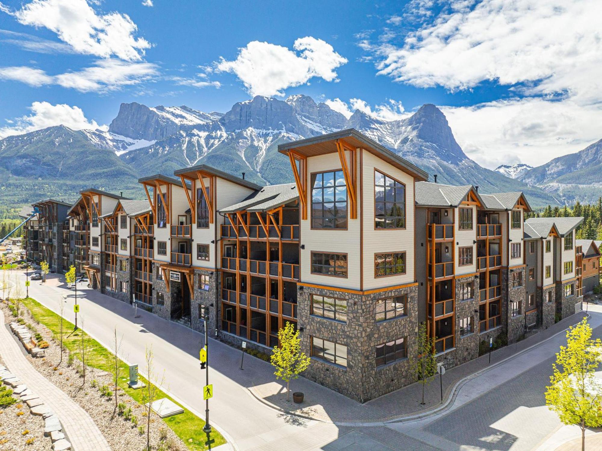 Spring Creek Luxury King One Bedroom At White Spruce Lodge Canmore Exterior foto